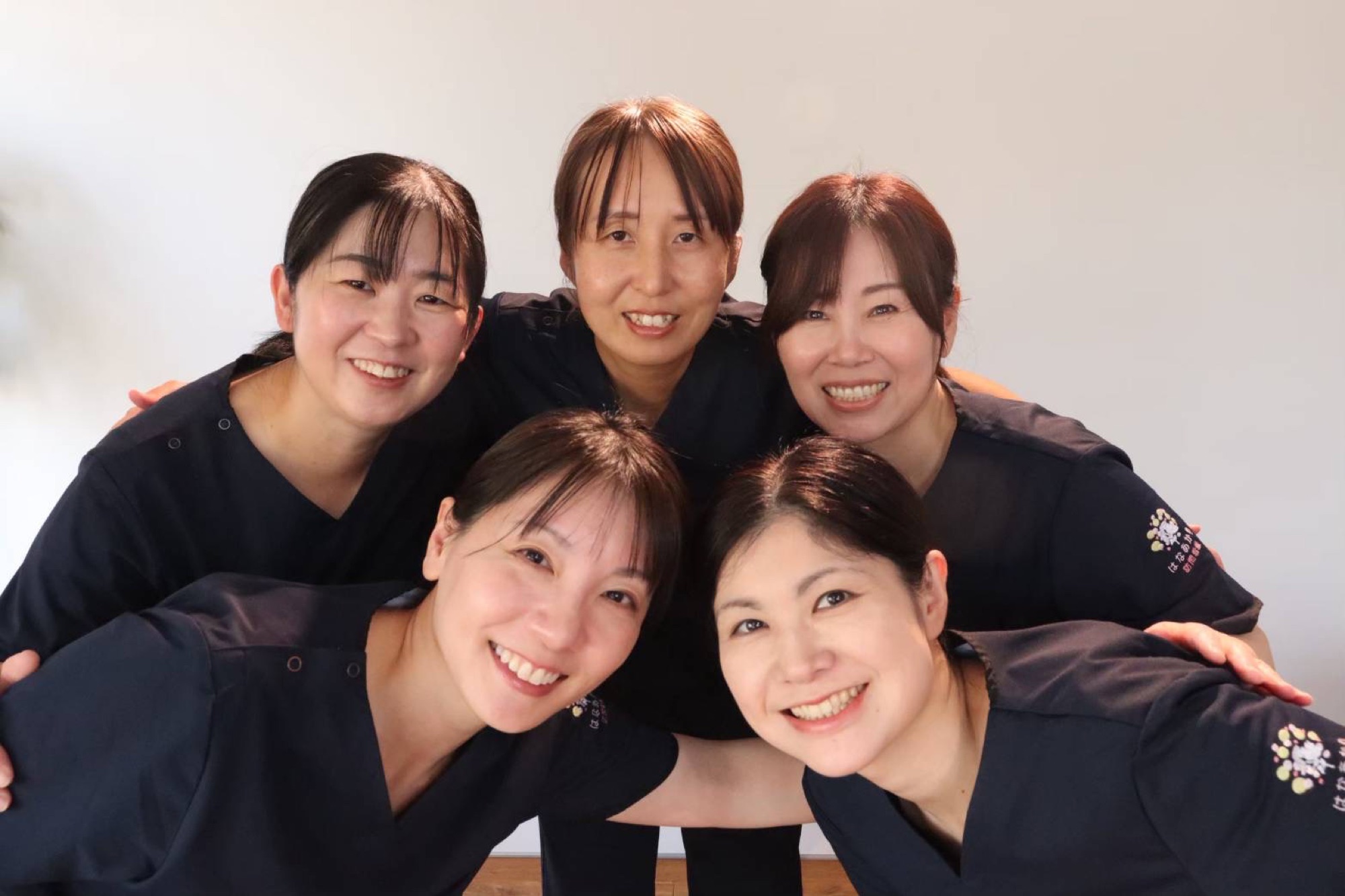 はなあかりのスタッフ5名の笑顔